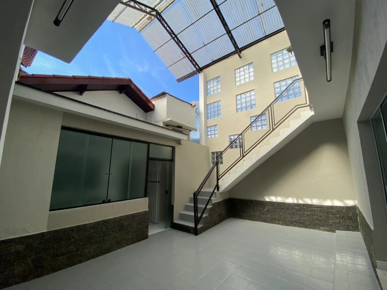 Imagem Comercial à venda 8 Quartos, 2 Vagas, 300M², Jardim Maria Augusta, Taubaté - SP