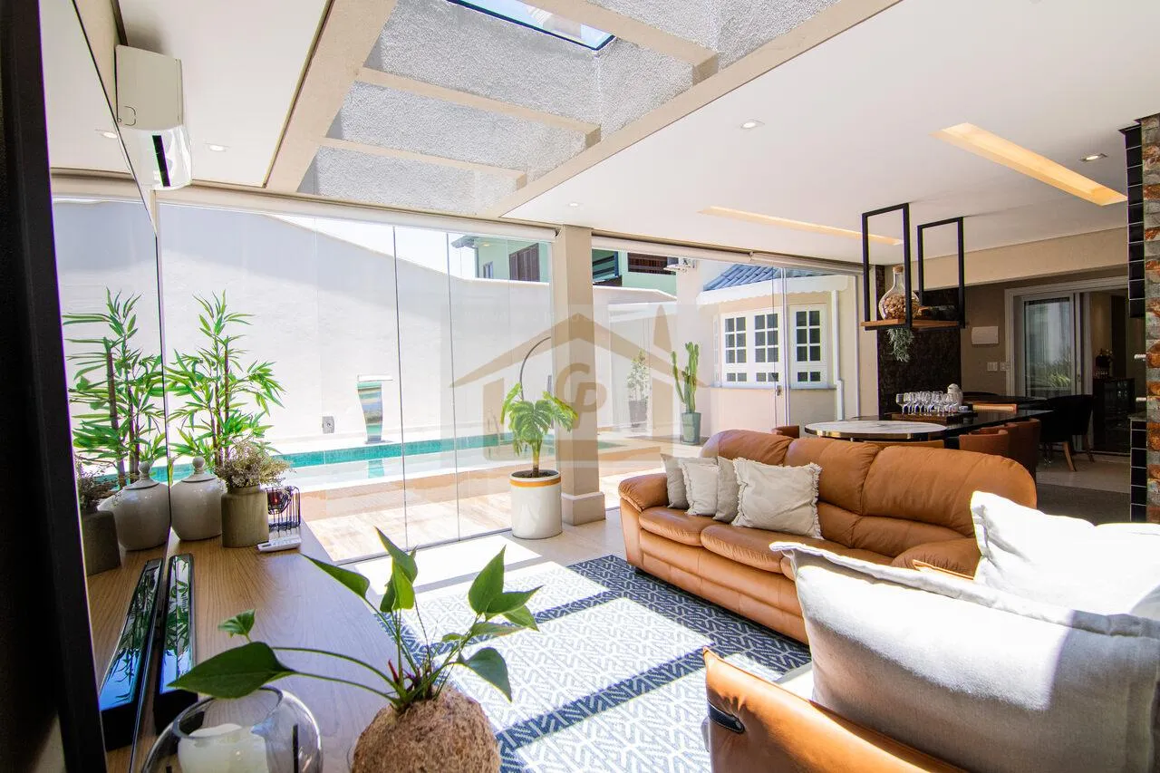Imagem Casa de estilo Neo-Clássico recém-reformada e ampliada, 4 quartos sendo 2 suítes, 4 vagas