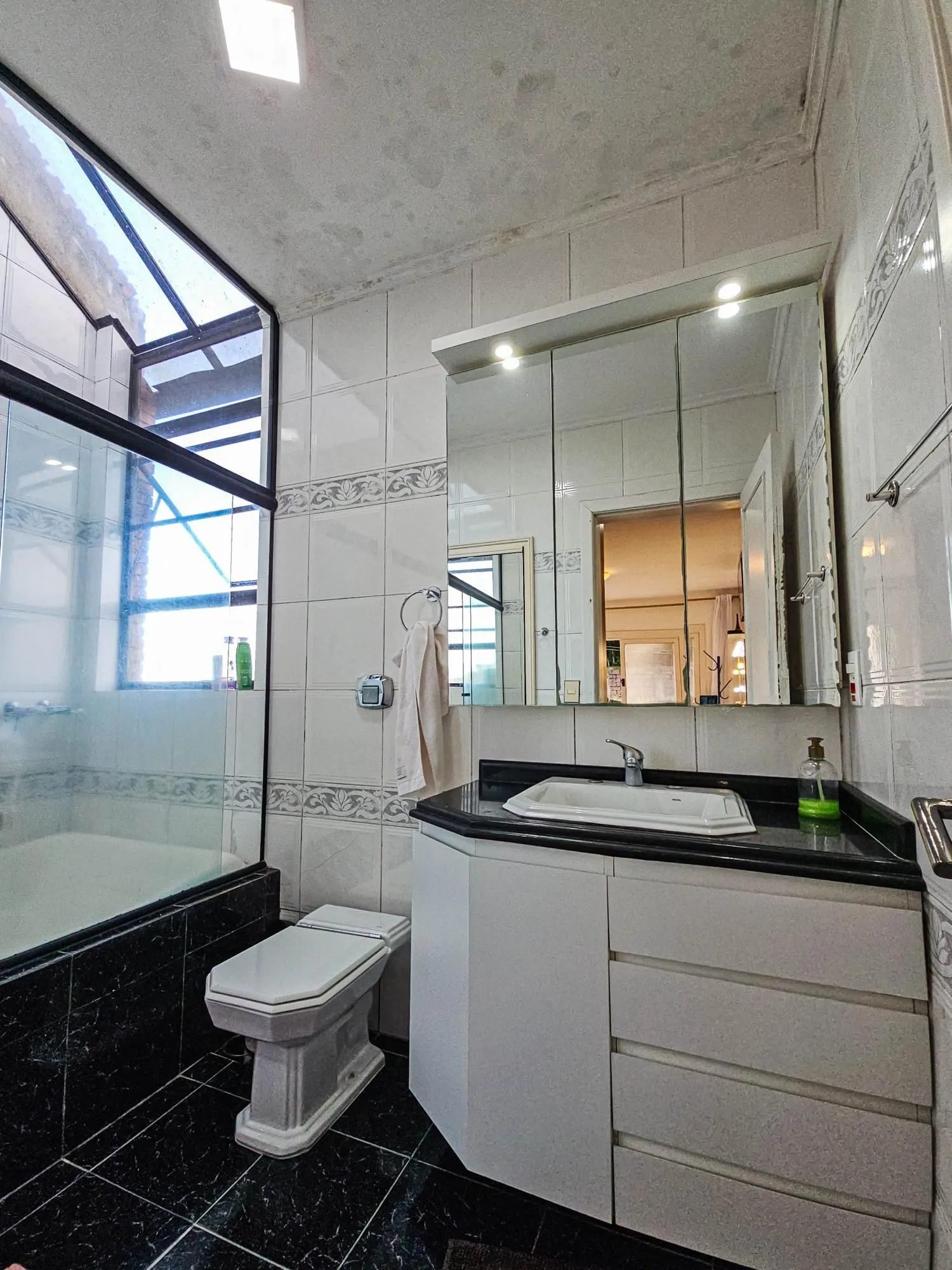 Imagem Casa na Vila Conceição, 3 dormitórios, 1 suíte, churrasqueira, lareira, 4 vagas, piscina aquecida e vista perene para o Rio.