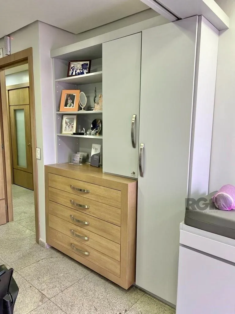 Imagem Conjunto comercial para comprar totalmente mobiliado e desocupado, localizado na prestigiada Rua Felipe Camarão, em frente à Redenção.