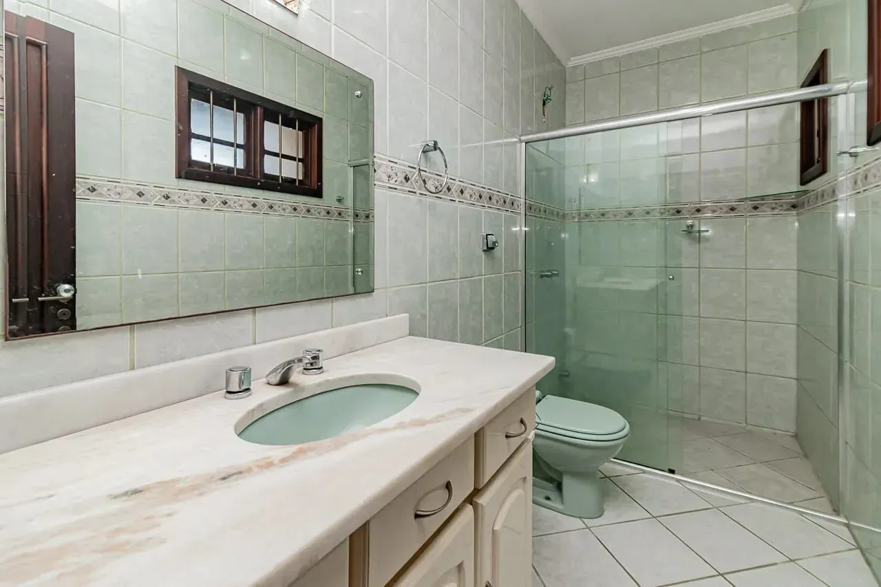 Imagem Casa com 4 dormitórios e 2 pavimentos em ótimo estado de conservação .