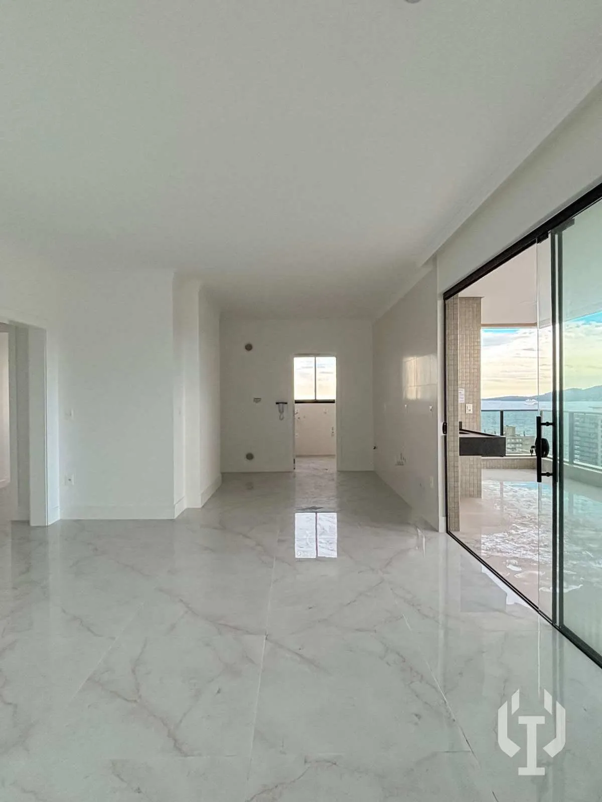 Imagem Apartamento de 3 suítes e 3 vagas de garagem em Meia Praia