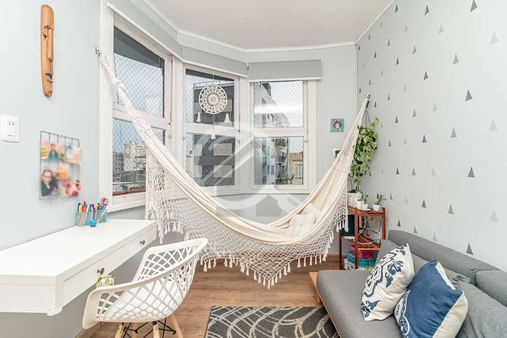 Imagem Descubra o charme deste apartamento totalmente reformulado, localizado no vibrante bairro de Petróp...