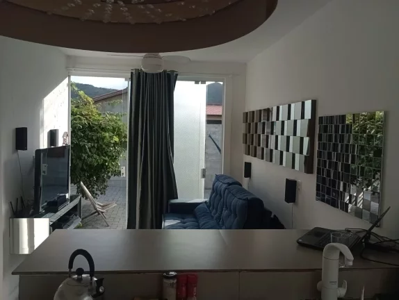 Imagem Casa robusta e bem localizada em Garopaba: ideal para quem ama natureza e conforto.