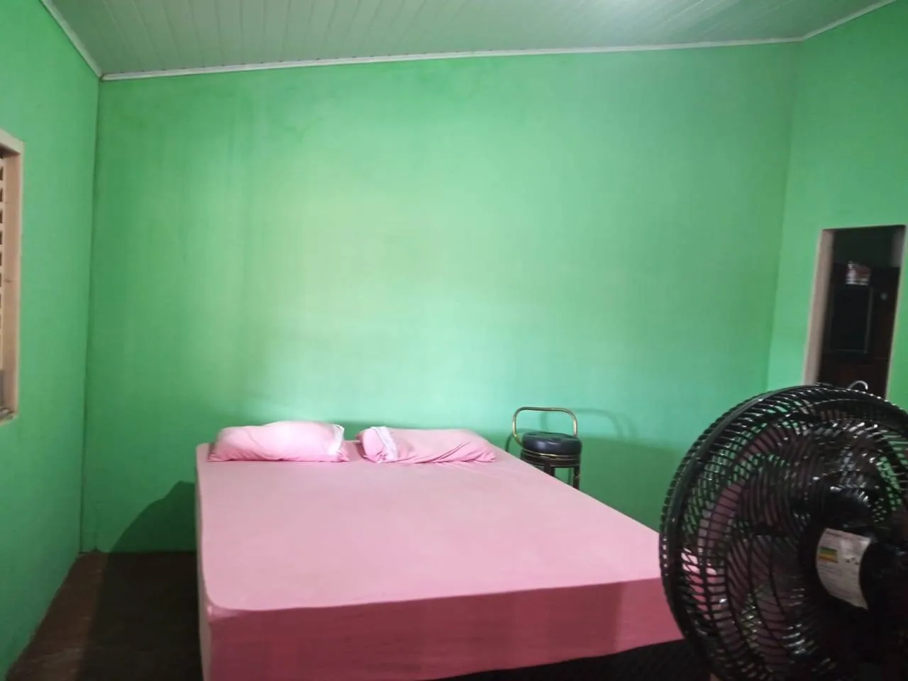 Imagem Casa 2 quartos, e espaço Comercial anexo. Terreno amplo com quintal.