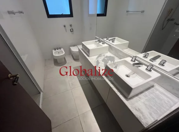 Imagem Apartamento à venda com 252m², 3 suítes, frente mar com sacadas por R$3.000.000,00 no Gonzaga em Santos