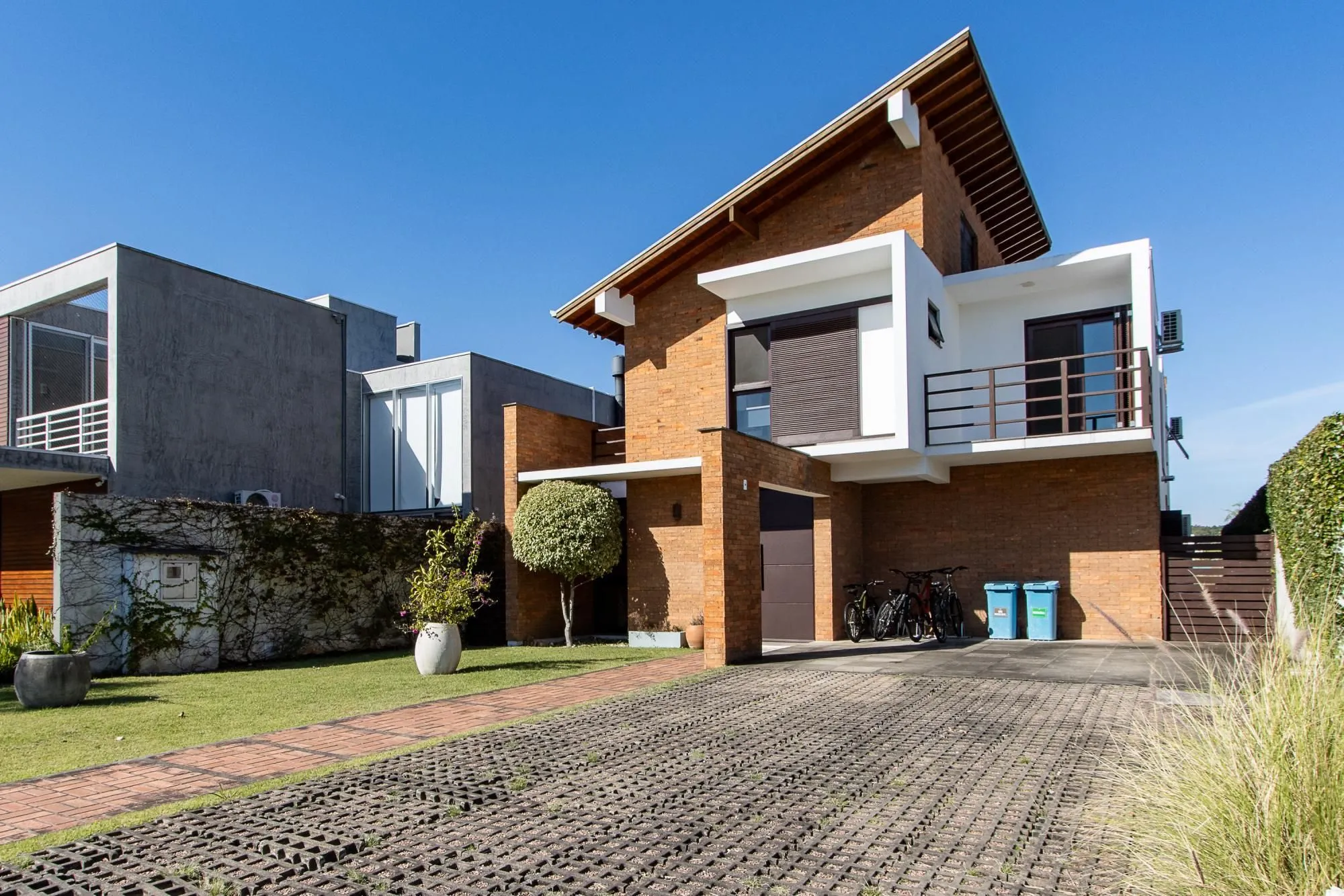 Imagem Casa no Condominio Terra Ville. 3 suites, com fundo para o lago.