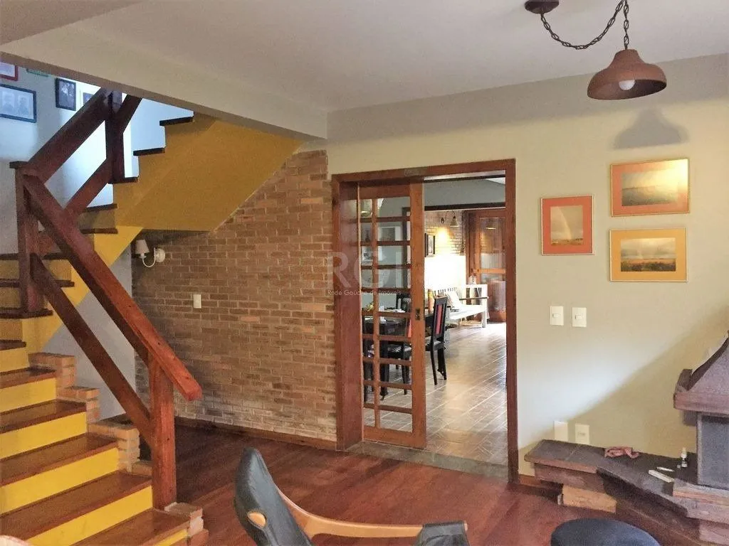 Imagem Casa de 270m² - 3 dormitórios, 1 suíte, churrasqueira, pátio e 3 vagas de garagem