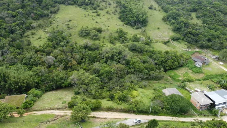 Imagem Terreno de 2.492m² à venda em Ambrósio, Garopaba-SC: oportunidade única perto do centro e praias!
