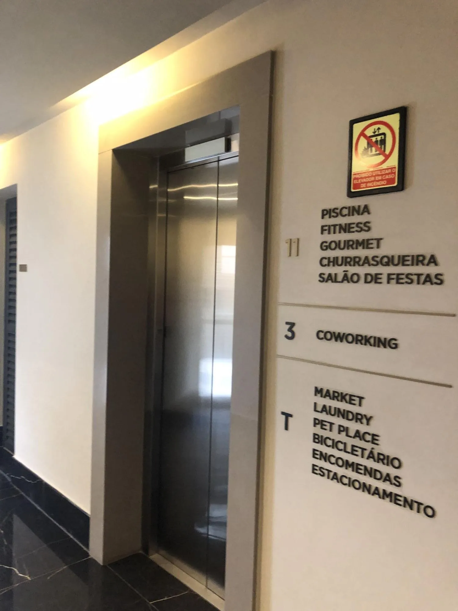 Imagem Apartamento desocupado e totalmente mobiliado com uma garagem