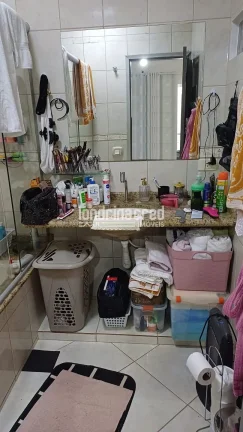 Imagem Casa com laje, 2 quartos (1 suíte com banheira), sala, copa e cozinha conjugadas, garagem para 2 carros, churrasqueira, portão eletrônico e ótima localização