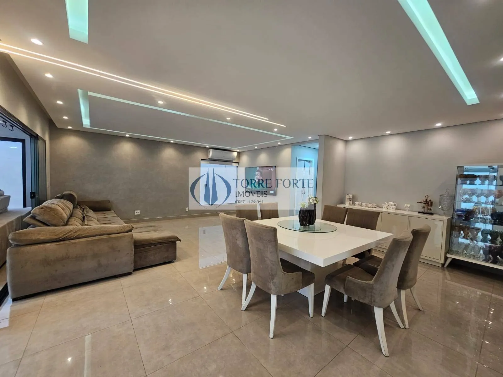 Imagem Ótima casa 396 m², 3 dormitórios sendo 1 suíte, 5 banheiros, em S.C do Sul