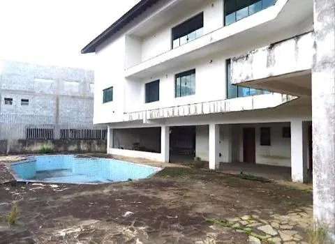 Imagem LOCAÇÃO DE CASA COMERCIAL NO CENTER VILLE, EM ARUJÁ/SP, 740m² com 2 salas, cozinha, piscina, jardim, quintal amplo e 4 vagas p/ autos. CONSULTE-NOS.