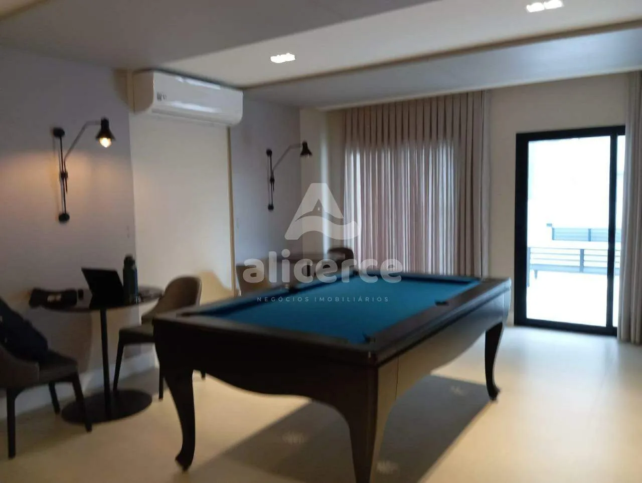 Imagem Apartamento à venda no bairro Floresta com 4 dormitórios com 01 suíte master.
