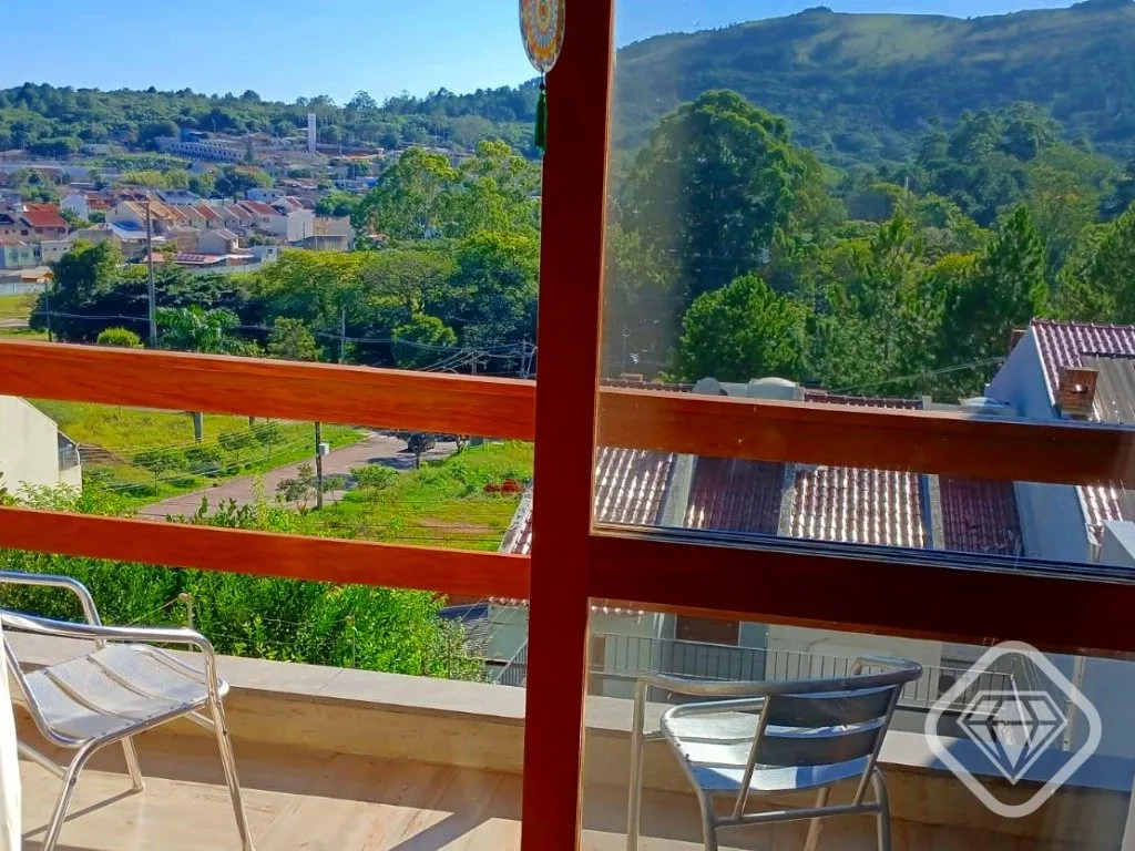 Imagem Casa com vista privilegiada em rua sem saída, tranquila e silenciosa.

Esta residência combina amp...