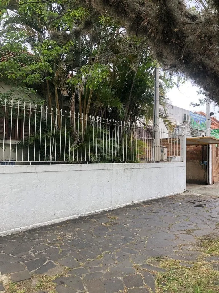 Imagem Casa/terreno medindo 200m² de privativo, 550m² totais no bairro Partenon, 9 vag