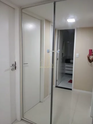 Imagem Apartamento amplo e bem localizado com três quartos varanda a venda no Caminho das Árvores