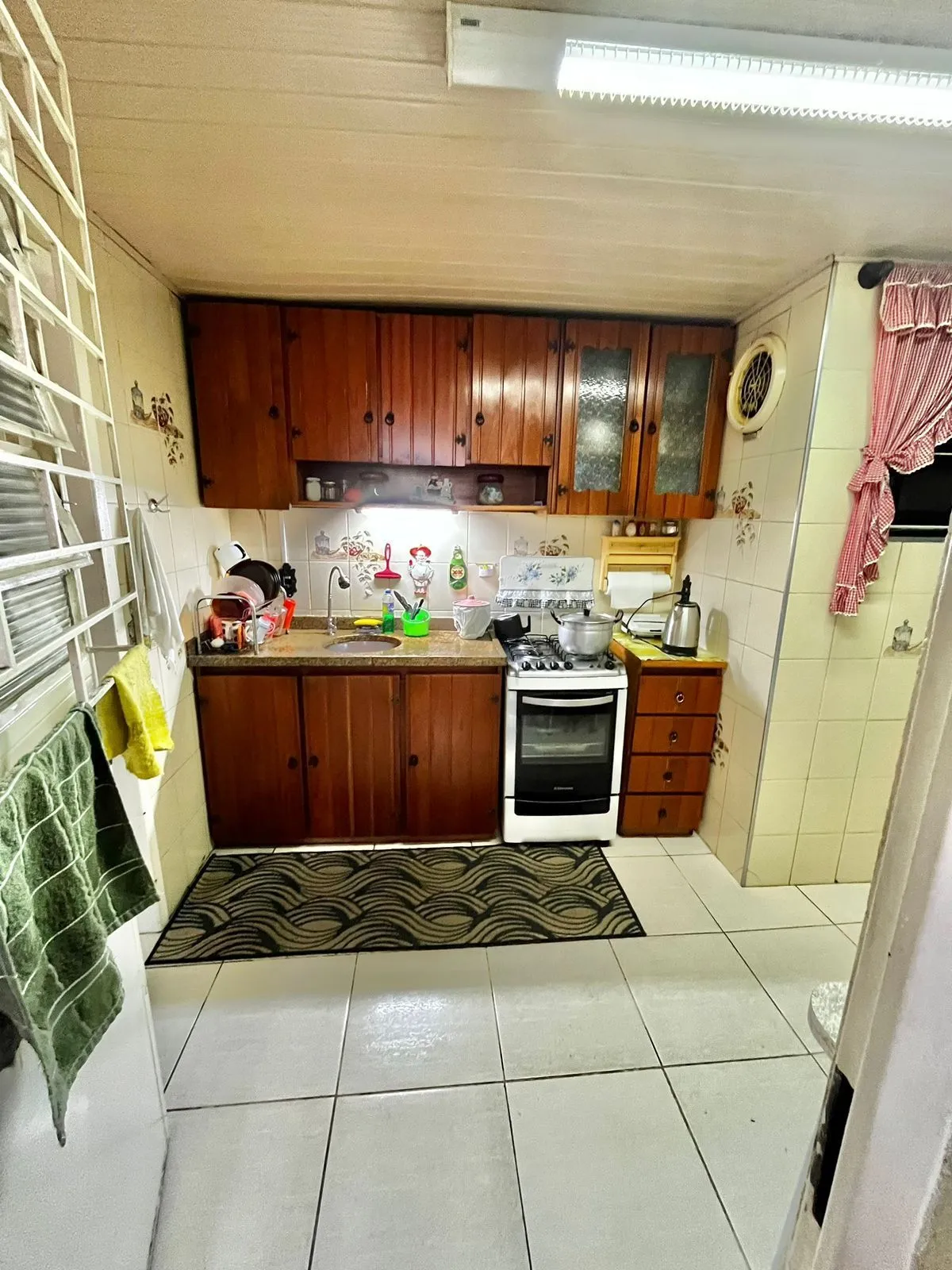 Imagem Apto térreo de 03 dorm, sala, banho, cozinha, reformado, com vaga de garagem.