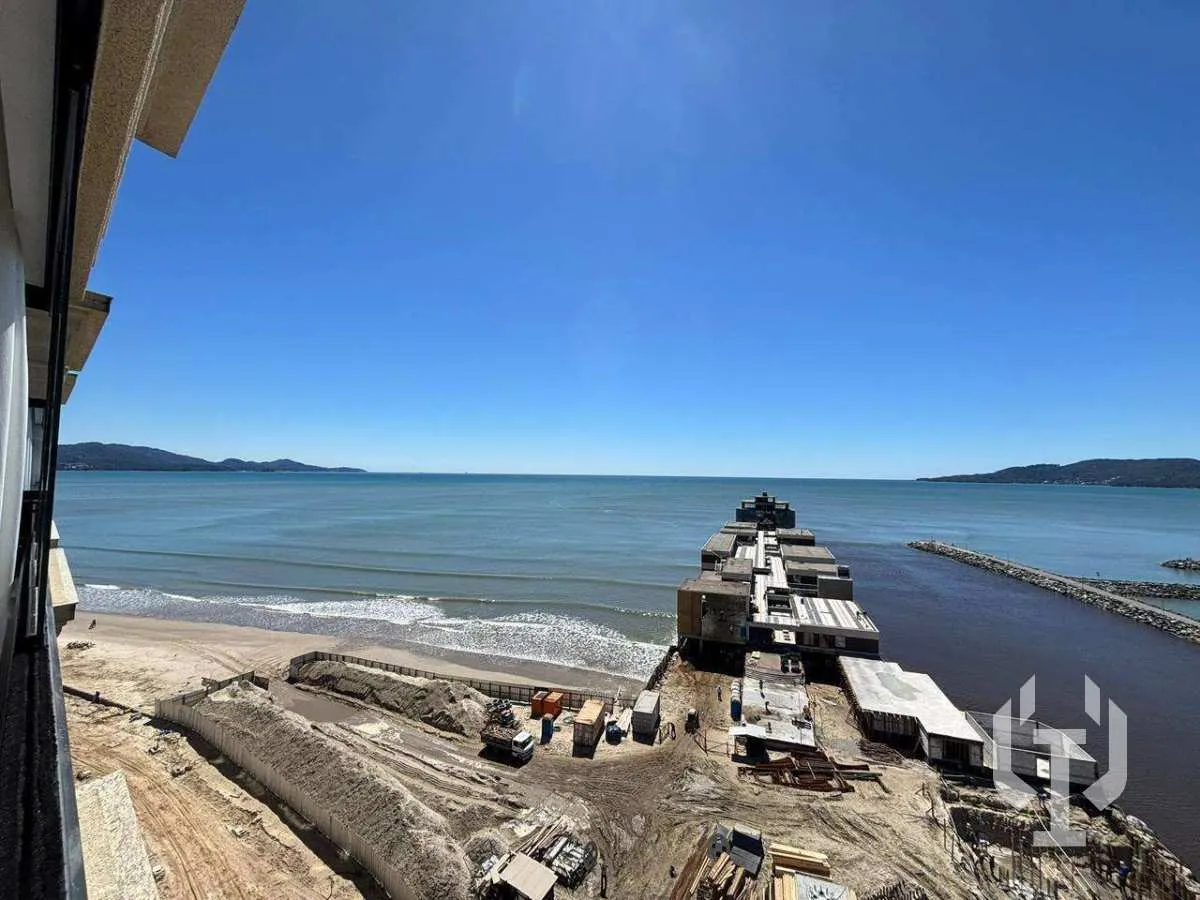 Imagem Frente Mar Alto Padrão Finamente Decorado em Meia Praia