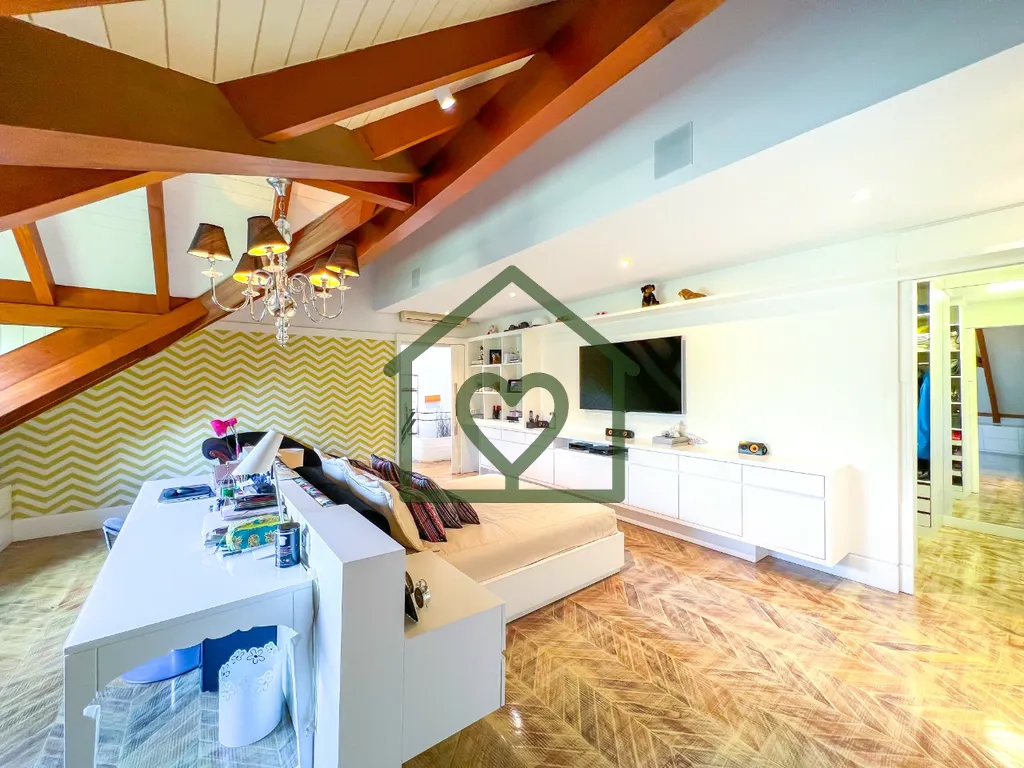 Imagem Esta belíssima residência de alto padrão oferece 4 suítes em 632m² de área privativa, elegante...