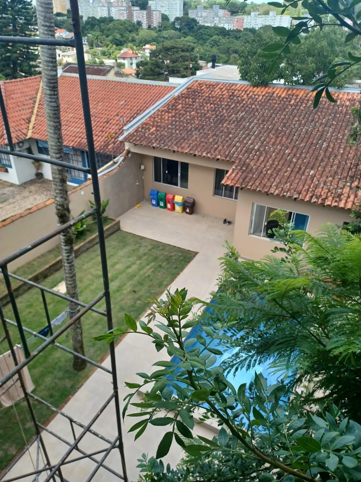 Imagem Casa com 04 quartos (01 suíte) 02 vagas no Bairro Jardim Sabará em Porto Alegre