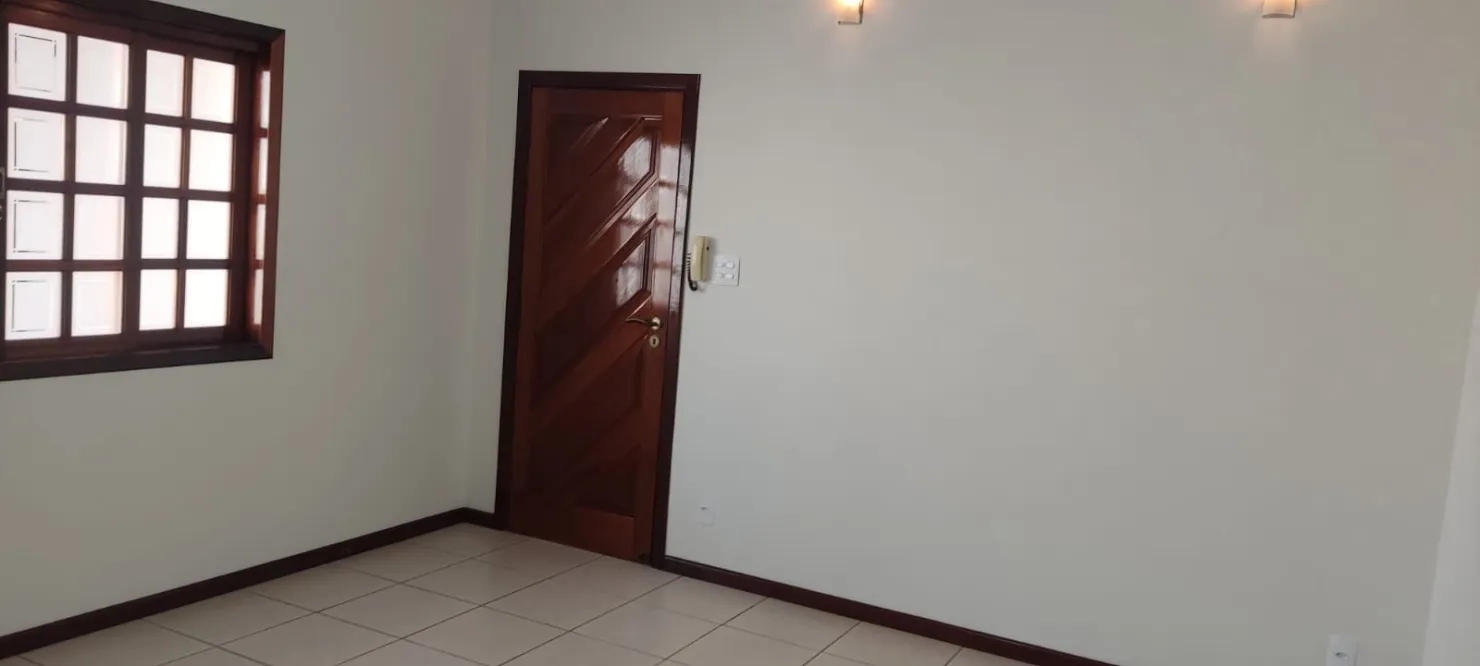 Imagem Casa Estilo Clássico com 3 Quartos, Piscina, Área Gourmet, 4 Vagas e Excelente Localização Próxima ao Centro