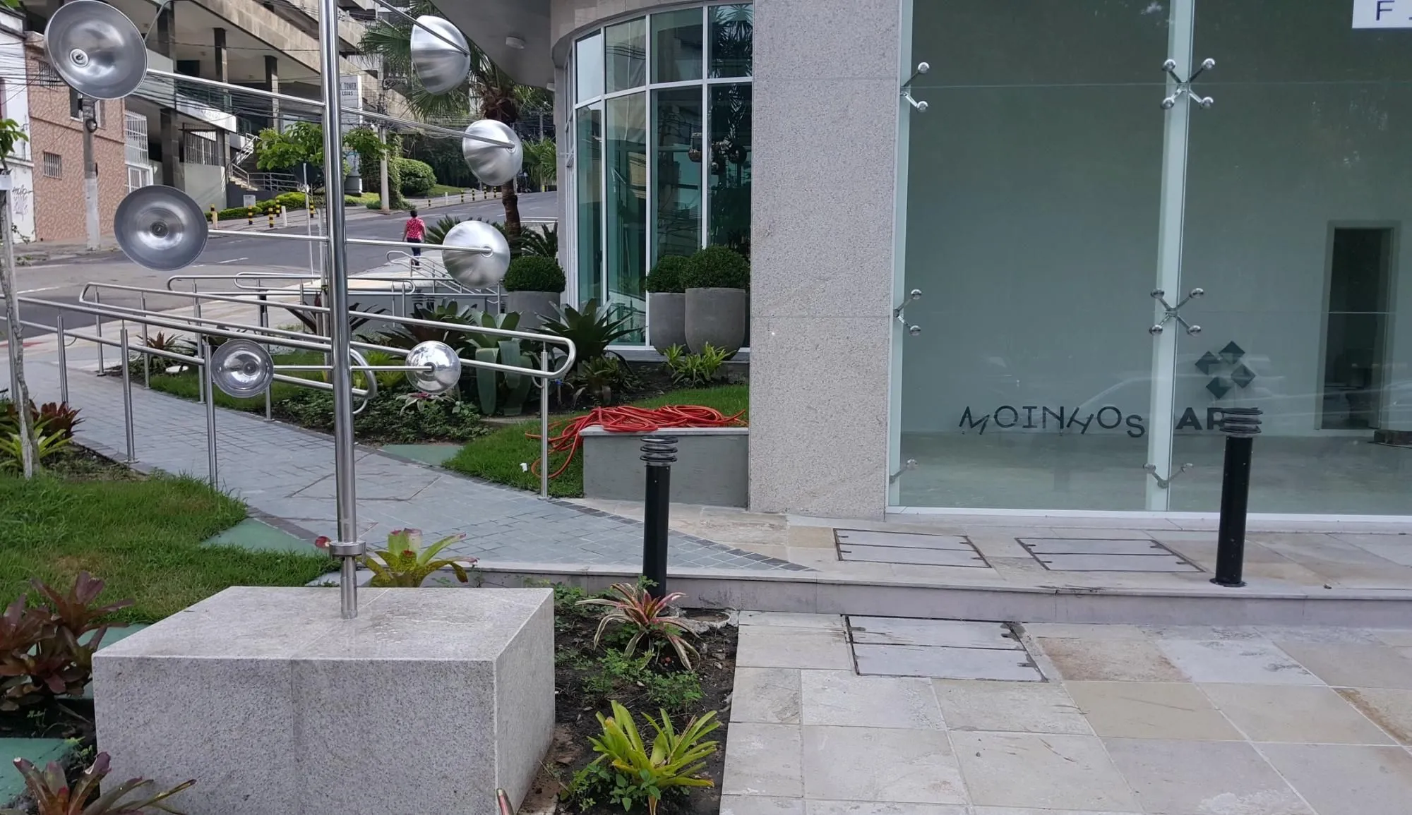 Imagem MÁFFER IMÓVEIS ALUGA Apartamento mobiliado de 1 dormitório com garagem em localização privilegiada do bairro Mont'Serrat - Porto Alegre/RS.