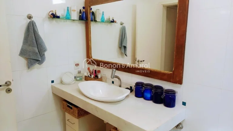 Imagem Esta casa em condomínio oferece uma área total de 480 metros quadrados, proporcionando um espaço ...