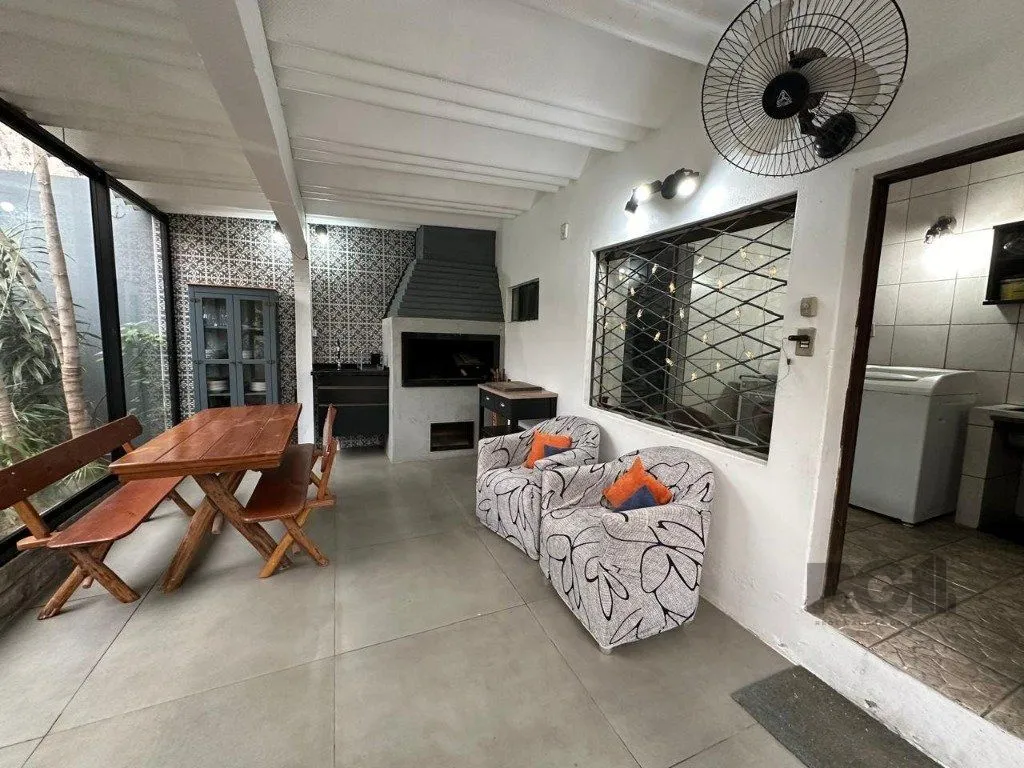 Imagem Vende-se ampla casa 3 quartos com hidro, 2 vagas, living com ladeira e salão de festas com churrasqueira - 260m² - Medianeira