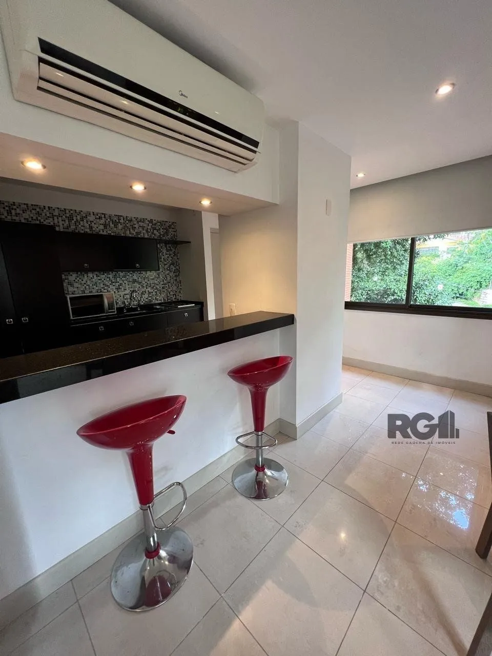 Imagem Excelente apartamento inteiramente decorado e mobiliado, com ótimo acabamento em localização privilegiada.