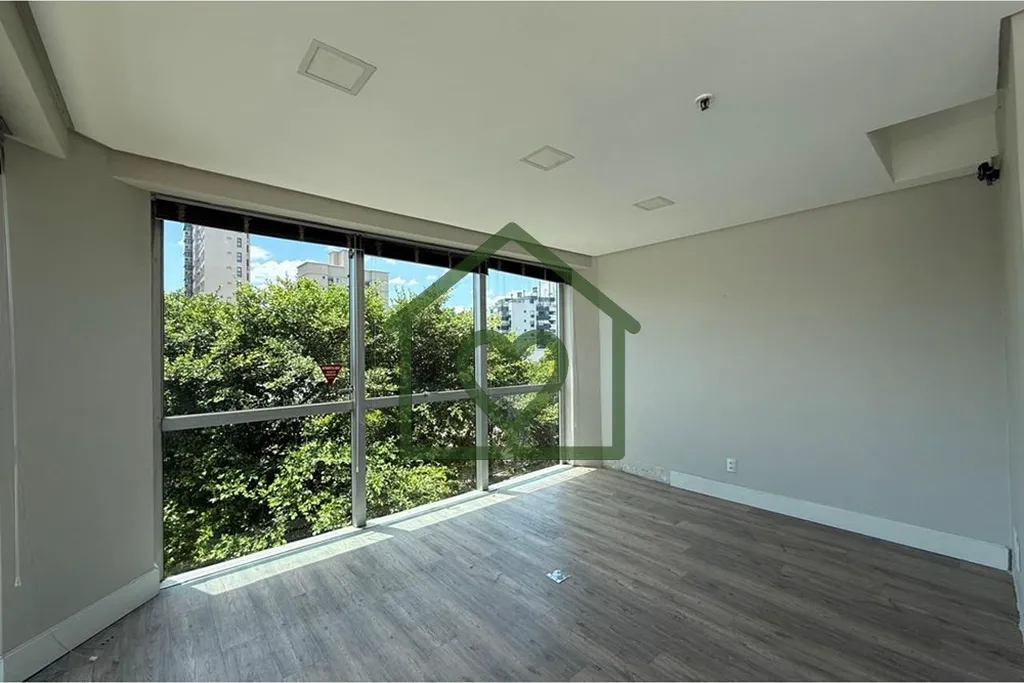 Descubra uma excelente oportunidade de investimento comercial em Porto Alegre com este Cj. Comercial...