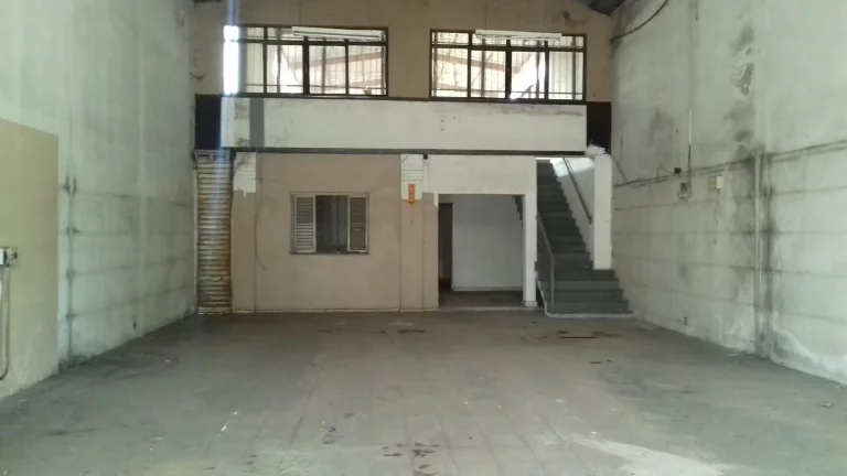 Imagem Salão comercial, com mezanino, escritório com 03 salas, 02 banheiro e cozinha.Excelente localizaç...