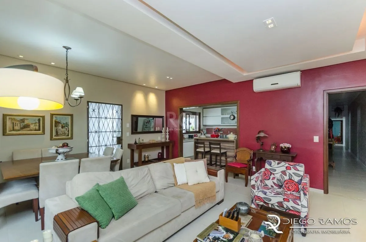 Imagem Casa para Venda - 216m², 4 dormitórios, sendo 1 suites, 4 vagas - Menino Deus