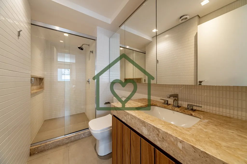 Imagem A Bridge Imóveis vende apartamento de 145 m², em andar alto, com 3 suítes, living para três ambi...