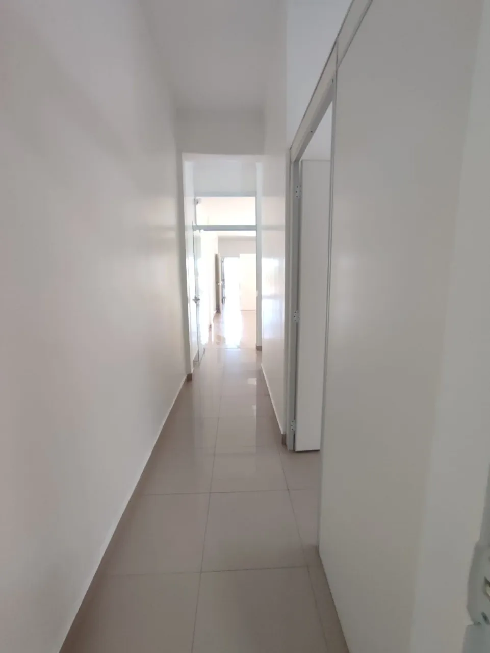 Imagem Imperdível Casa Comercial à Venda em Sorocaba-SP, Bairro Wanel Ville: 2 Quartos, 1 Suíte, 1 Sala, 3 Banheiros, 1 Vaga de Garagem e 380m² de Área.