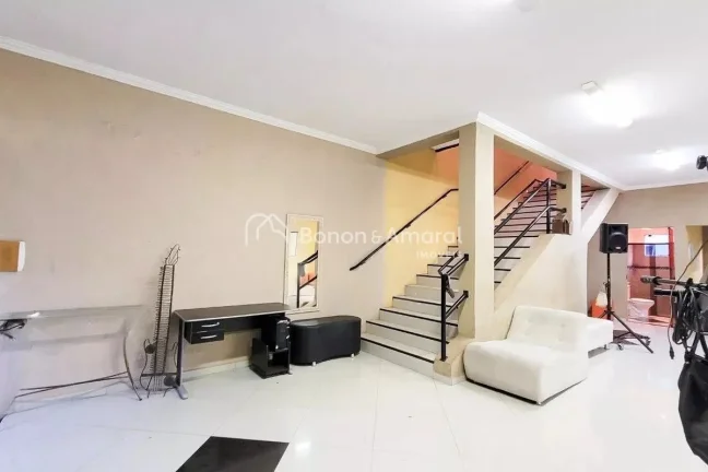 Imagem Localizada no charmoso bairro Jardim Chapadão, esta casa oferece uma excelente oportunidade para qu...