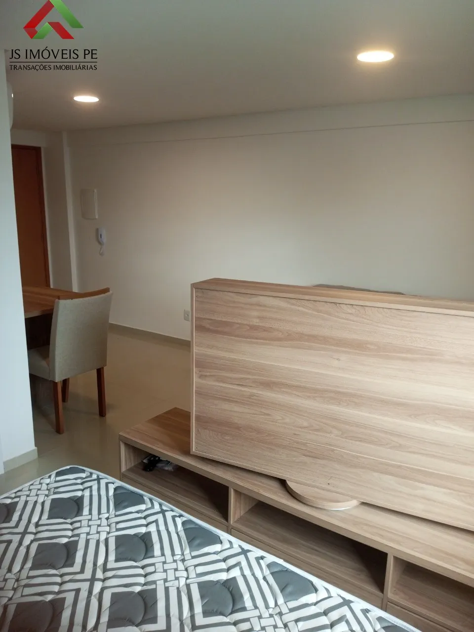 Imagem Imperdível! Apartamento Mobiliado para locação em Piedade, Jaboatão dos Guararapes-PE: 1 quarto, 2 salas, 1 banheiro, 1 vaga de garagem.