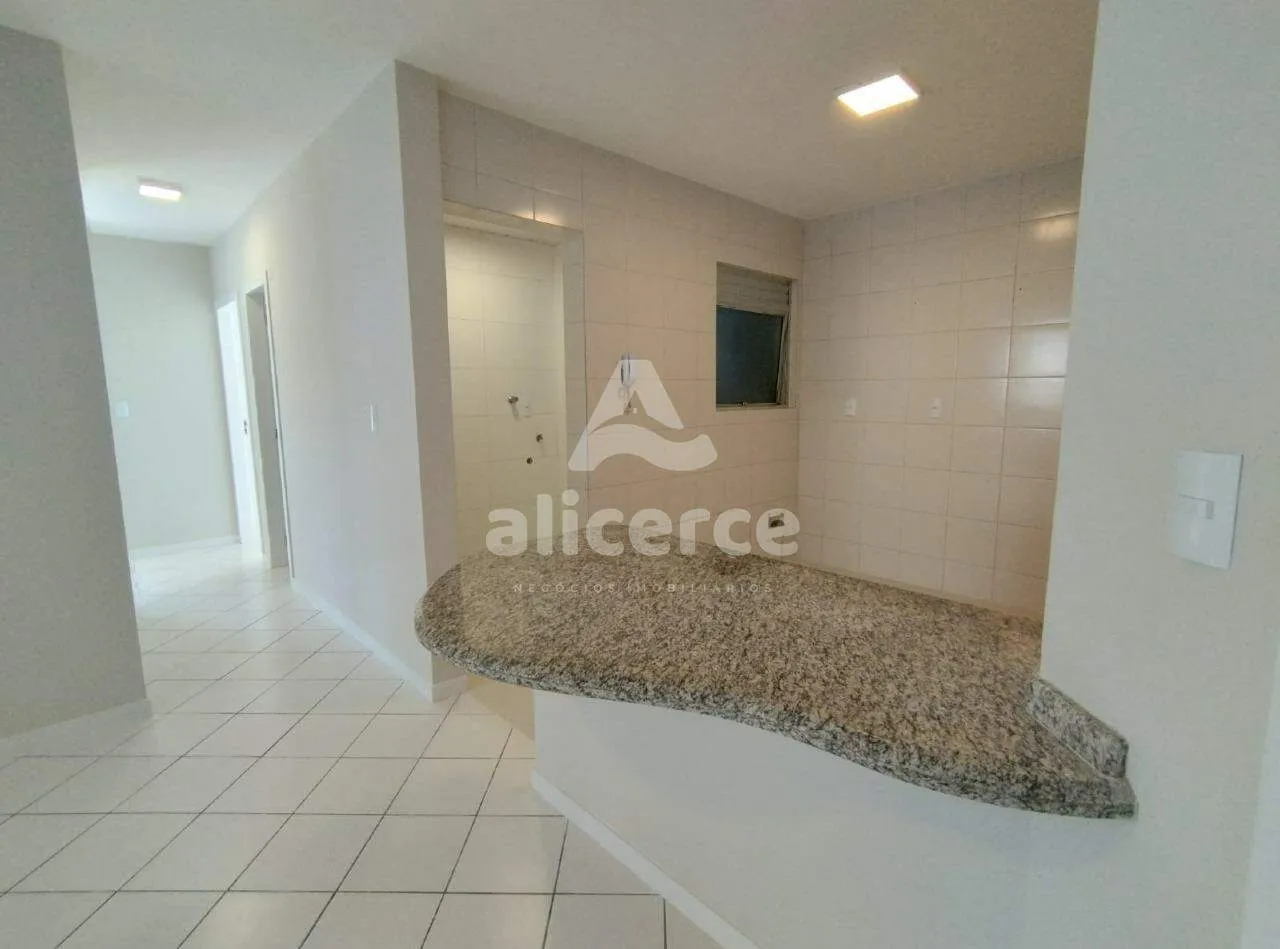 Imagem Apartamento recém reformado, 3 dorm. com suíte, sol da manhã e vista livre em Barreiros - São José - SC