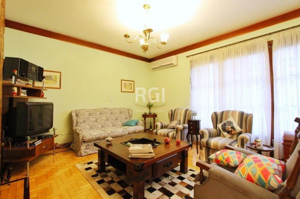 Imagem Casa para Venda - 250m², 3 dormitórios, 1 vaga - Teresópolis