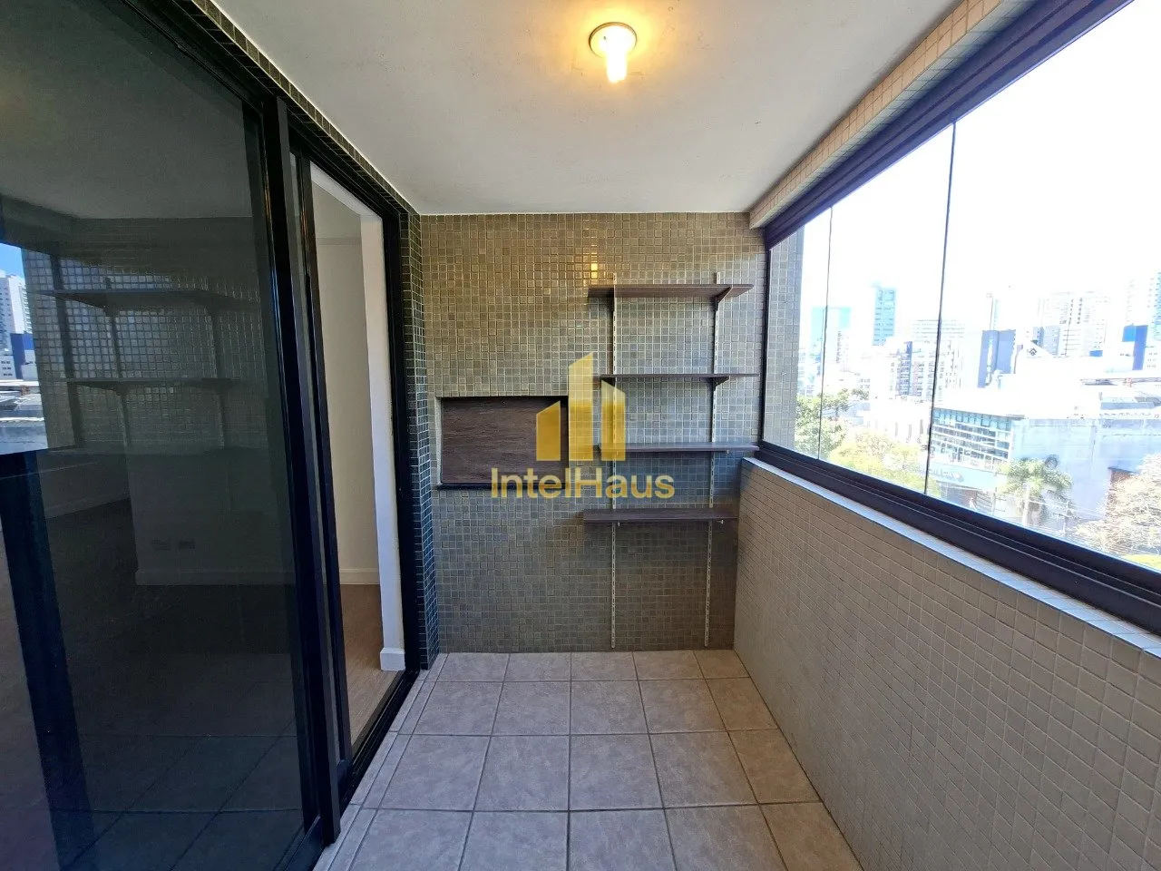 Imagem Viva com exclusividade e tenha tudo ao seu alcance no bairro mais desejado de Curitiba! Este excelen...
