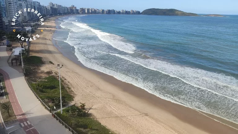 Imagem Apartamento de três dormitório sendo uma suite, a venda na avenida beira mar praia do Morro Guarapari-ES área lazer completo na cobertura.