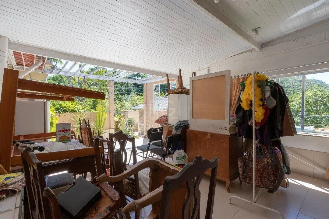 Imagem Casa para Venda - 370m², 4 dormitórios, sendo 1 suites, 6 vagas - Lomba do Pinheiro