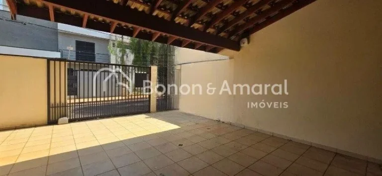 Imagem Localizada em um tranquilo bolsão residencial, com terreno plano e posição estratégica, este sob...