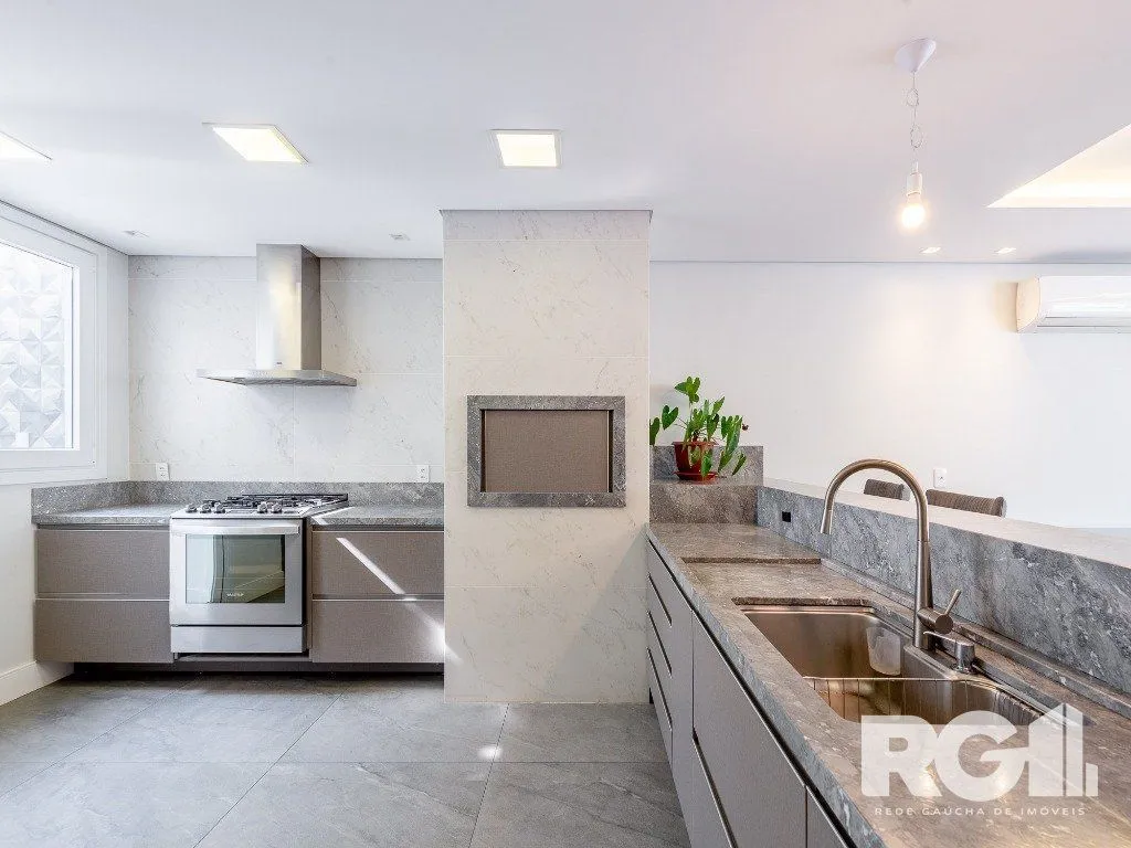 Imagem Espetacular casa nova à venda no bairro Três Figueiras! 3 suítes, 3 vagas, Generoso espaço gourmet com vista para a varanda, bem ensolarado.