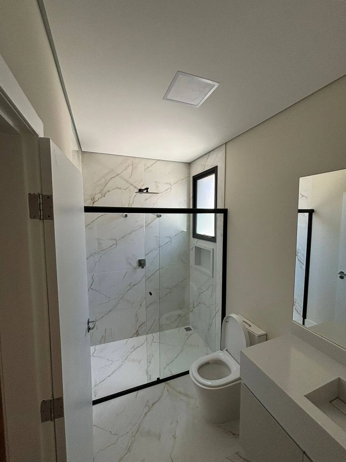 Imagem Casa Nova Planejada em Alphaville - 4 Dormitórios, 2 Suítes, Área de Lazer Completa e 4 Vagas