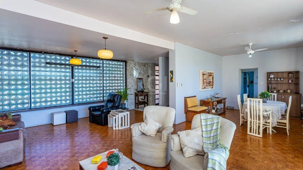 Imagem Vende casa com 05 quartos e garagem para 5 carros.