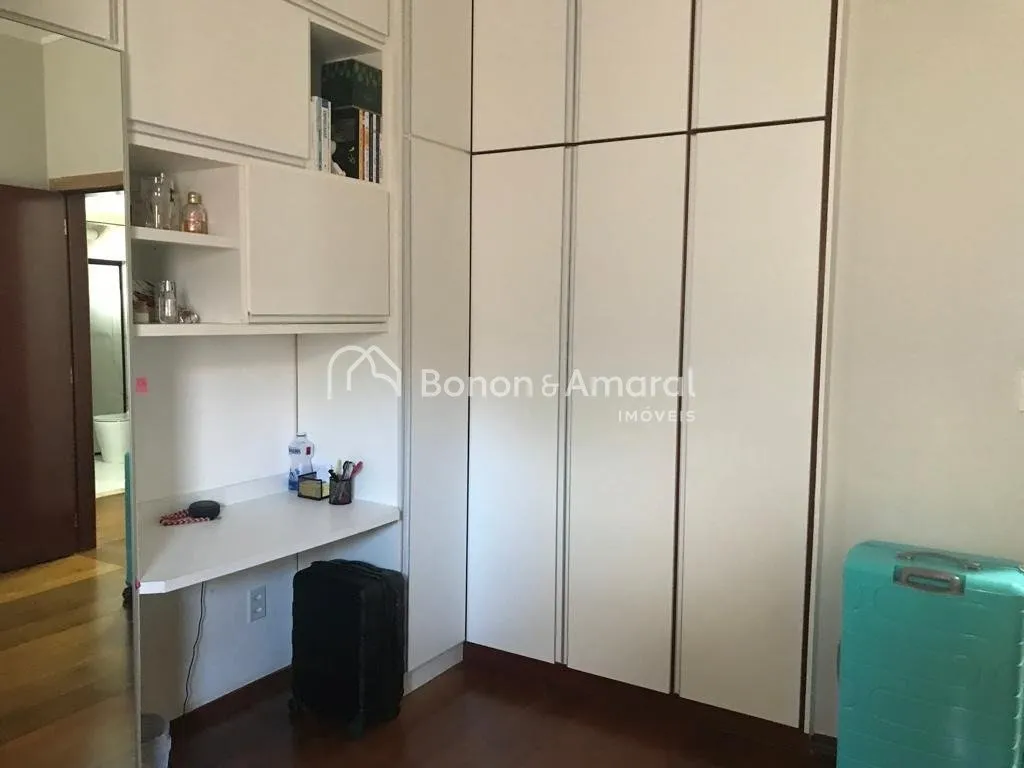 Imagem Casa à venda no San Conrado com 5 quartos, 3 suítes, piscina, área gourmet e 650 m²