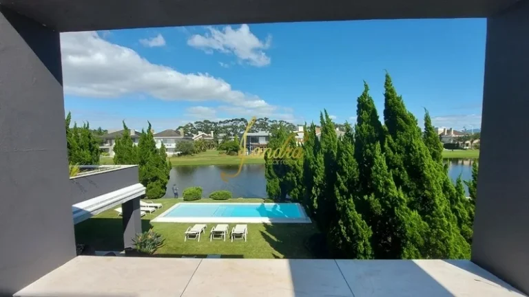 Imagem Lindo sobrado com amplas 5 suítes, piscina e beira lago