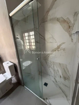 Imagem Ampla e confortável, esta excelente residência conta com 298m² de área construída, oferecendo e...