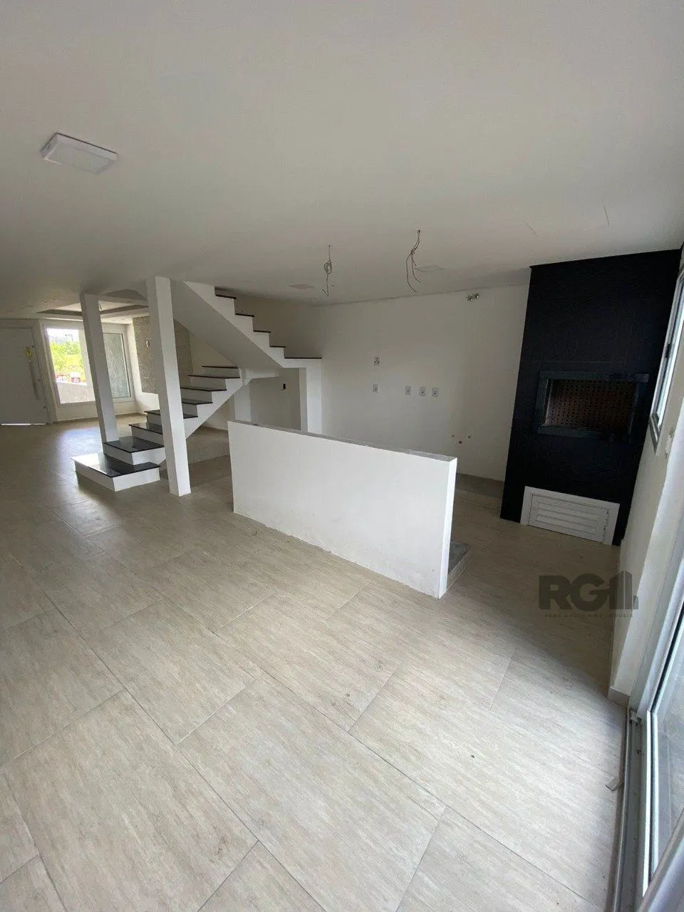 Imagem Casa com 03 Dormitórios / Amplo Terraço e Pátio